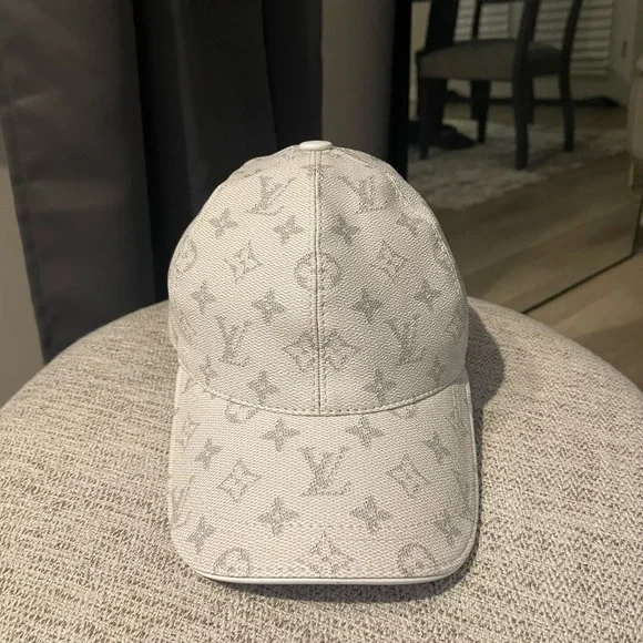 Louis Vuitton While and Gray leather Monogram Cap Size M
Authentic - Picture 2 of 7